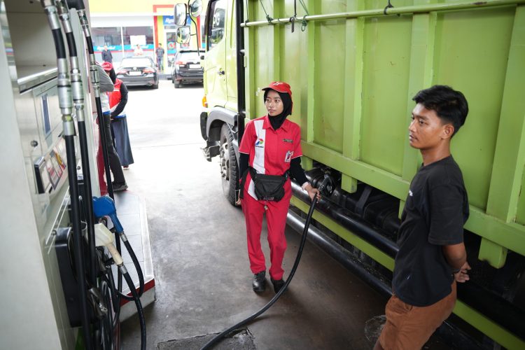 Petugas melayani pengisian bahan bakar minyak (BBM) kepada pengendara di SPBU wilayah Jambi. Pertamina Patra Niaga Regional Sumbagsel memastikan ketersediaan pasokan energi tetap aman selama periode Ramadan hingga Idulfitri 1447 Hijriah