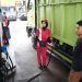 Petugas melayani pengisian bahan bakar minyak (BBM) kepada pengendara di SPBU wilayah Jambi. Pertamina Patra Niaga Regional Sumbagsel memastikan ketersediaan pasokan energi tetap aman selama periode Ramadan hingga Idulfitri 1447 Hijriah