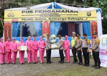 Kapolres Merangin AKBP Kiki Firmansyah Effendi didampingi Ketua Bhayangkari Cabang Merangin menyerahkan parcel kepada personel yang bertugas di Pos Pengamanan sebagai bentuk dukungan dan apresiasi dalam pelaksanaan Operasi Ketupat guna pengamanan arus mudik Lebaran