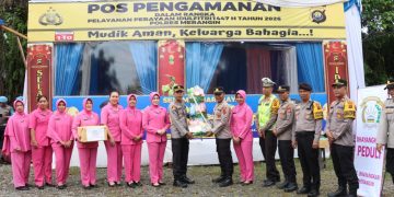 Kapolres Merangin AKBP Kiki Firmansyah Effendi didampingi Ketua Bhayangkari Cabang Merangin menyerahkan parcel kepada personel yang bertugas di Pos Pengamanan sebagai bentuk dukungan dan apresiasi dalam pelaksanaan Operasi Ketupat guna pengamanan arus mudik Lebaran