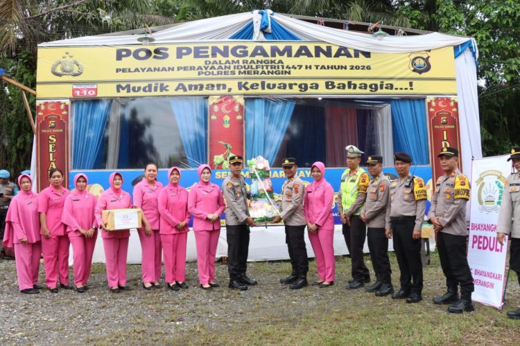 Kapolres Merangin AKBP Kiki Firmansyah Effendi didampingi Ketua Bhayangkari Cabang Merangin menyerahkan parcel kepada personel yang bertugas di Pos Pengamanan sebagai bentuk dukungan dan apresiasi dalam pelaksanaan Operasi Ketupat guna pengamanan arus mudik Lebaran