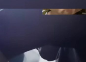 Tangkapan layar video call yang viral, menampilkan pria diduga napi di Lapas Jambi dengan asap putih mengepul saat menggunakan sabu