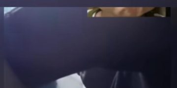 Tangkapan layar video call yang viral, menampilkan pria diduga napi di Lapas Jambi dengan asap putih mengepul saat menggunakan sabu