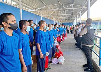 DEPORTASI : Kepala BP3MI Kaltara, Kombes Pol Andi M. Ichsan (kanan) memantau proses pendataan 114 Pekerja Migran Indonesia (PMI) deportasi dari Malaysia setibanya di Pelabuhan Tunon Taka, Nunukan