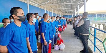 DEPORTASI : Kepala BP3MI Kaltara, Kombes Pol Andi M. Ichsan (kanan) memantau proses pendataan 114 Pekerja Migran Indonesia (PMI) deportasi dari Malaysia setibanya di Pelabuhan Tunon Taka, Nunukan
