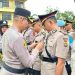 SERTIJAB : Kapolres Bungo AKBP Zamri Elfino, S.IK menyematkan tanda jabatan kepada pejabat yang baru dilantik dalam prosesi serah terima jabatan di halaman Mapolres Bungo