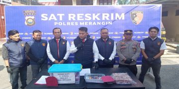 DANA BOS : Kasat Reskrim AKP Eka Putra Yuliesman Koto saat menyampaikan keterangan pers terkait pengungkapan kasus dugaan korupsi Dana BOS di SMAN 6 Merangin