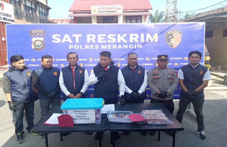 DANA BOS : Kasat Reskrim AKP Eka Putra Yuliesman Koto saat menyampaikan keterangan pers terkait pengungkapan kasus dugaan korupsi Dana BOS di SMAN 6 Merangin