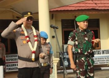 APEL PERTAMA : Kapolres Bungo Zamri Elfino memimpin apel arahan pertama kepada jajaran personel di Lapangan Apel Mapolres Bungo