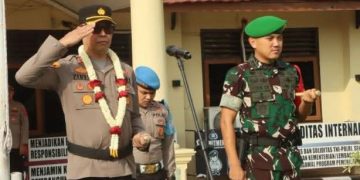 APEL PERTAMA : Kapolres Bungo Zamri Elfino memimpin apel arahan pertama kepada jajaran personel di Lapangan Apel Mapolres Bungo
