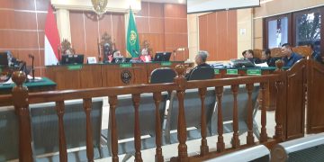 SIDANG : Ahli hukum perbankan dari UGM Prof. Dr. Nindyo Pramono, SH.MS saat menjelaskan kredit macet merupakan risiko bisnis dan ranah hukum perdata, bukan serta-merta tindak pidana korupsi