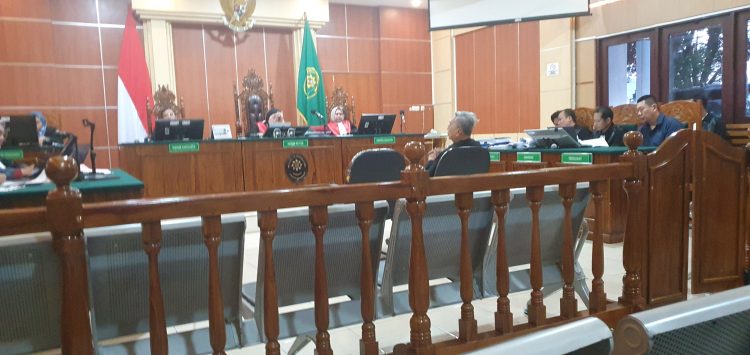 SIDANG : Ahli hukum perbankan dari UGM Prof. Dr. Nindyo Pramono, SH.MS saat menjelaskan kredit macet merupakan risiko bisnis dan ranah hukum perdata, bukan serta-merta tindak pidana korupsi
