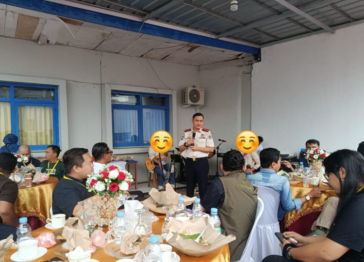 COFFE MORNING : Kepala Lapas Kelas IIA Jambi, Syahroni Ali, bersama jajaran dan insan pers saat kegiatan coffee morning di Kota Jambi
