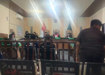 DAKWAAN : Terdakwa dihadirkan dalam persidangan, didakwa terlibat dalam pengawalan distribusi 58 kg sabu lintas provinsi