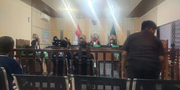 DAKWAAN : Terdakwa dihadirkan dalam persidangan, didakwa terlibat dalam pengawalan distribusi 58 kg sabu lintas provinsi