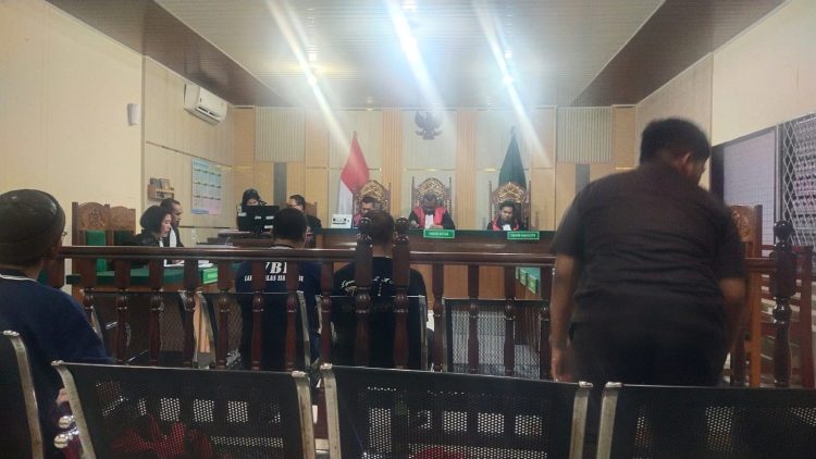 DAKWAAN : Terdakwa dihadirkan dalam persidangan, didakwa terlibat dalam pengawalan distribusi 58 kg sabu lintas provinsi