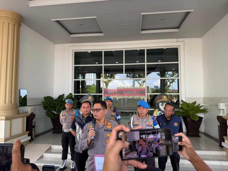 KABUR :Kabid Humas Polda Jambi Kombes Pol Erlan Munaji saat rilis pers terkait kaburnya tersangka sabu 58 kilogram