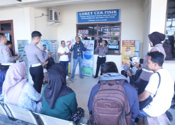 JUMAT BERKAH : Kasi STNK AKP Hadi Siswanto berdialog hangat dengan masyarakat di sela kegiatan Jumat Berkah Sie STNK Subdit Regident di Samsat Kota Jambi