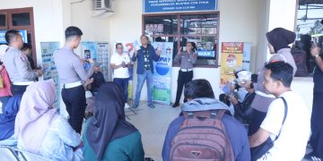 JUMAT BERKAH : Kasi STNK AKP Hadi Siswanto berdialog hangat dengan masyarakat di sela kegiatan Jumat Berkah Sie STNK Subdit Regident di Samsat Kota Jambi