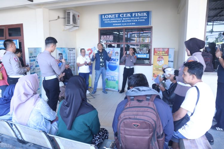 JUMAT BERKAH : Kasi STNK AKP Hadi Siswanto berdialog hangat dengan masyarakat di sela kegiatan Jumat Berkah Sie STNK Subdit Regident di Samsat Kota Jambi