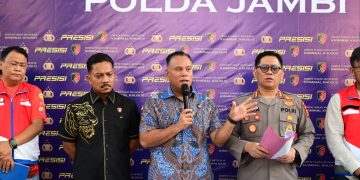 SPBU : Direktur reserse kriminal khusus Polda Jambi Kombes Pol Taufik Nurmandia (tengah) saat menyampaikan kronologi pengungkapan kasus pelangsiran BBM solar subsidi