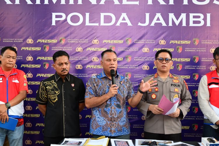 SPBU : Direktur reserse kriminal khusus Polda Jambi Kombes Pol Taufik Nurmandia (tengah) saat menyampaikan kronologi pengungkapan kasus pelangsiran BBM solar subsidi