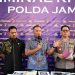 SPBU : Direktur reserse kriminal khusus Polda Jambi Kombes Pol Taufik Nurmandia (tengah) saat menyampaikan kronologi pengungkapan kasus pelangsiran BBM solar subsidi