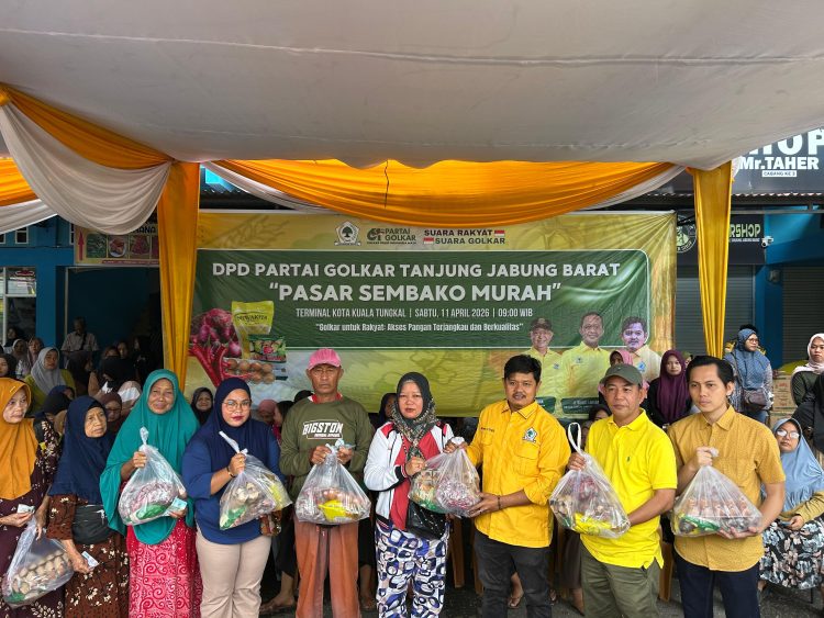 PASAR MUARAH : Ketua DPD Golkar Tanjab Barat, Syufrayogi Syaiful, menyerahkan paket sembako kepada warga dalam kegiatan pasar murah di Kuala Tungkal