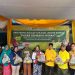 PASAR MUARAH : Ketua DPD Golkar Tanjab Barat, Syufrayogi Syaiful, menyerahkan paket sembako kepada warga dalam kegiatan pasar murah di Kuala Tungkal