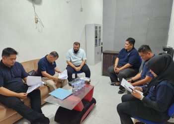 PEMERIKSAAN : Petugas Imigrasi Jambi saat melakukan pengawasan keberadaan dan aktivitas WNA dalam Operasi Wirawaspada April 2026