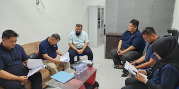 PEMERIKSAAN : Petugas Imigrasi Jambi saat melakukan pengawasan keberadaan dan aktivitas WNA dalam Operasi Wirawaspada April 2026