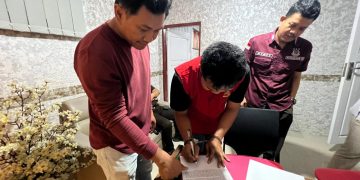DPO : Momen terpidana membubuhkan tanda tangan usai ditangkap tim Tabur setelah satu dekade pelarian