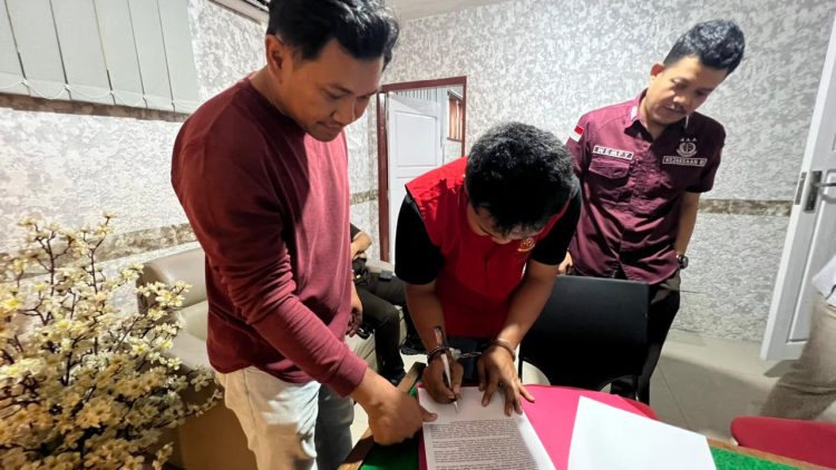 DPO : Momen terpidana membubuhkan tanda tangan usai ditangkap tim Tabur setelah satu dekade pelarian