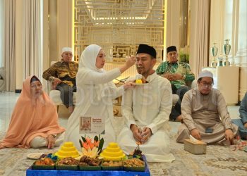 HARI JADI : Momen penuh cinta dan kebersamaan, Apriyanti menyuapi Ade Erlanda usai prosesi pemotongan tumpeng