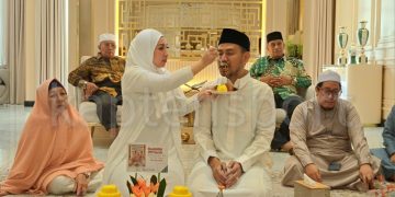 HARI JADI : Momen penuh cinta dan kebersamaan, Apriyanti menyuapi Ade Erlanda usai prosesi pemotongan tumpeng