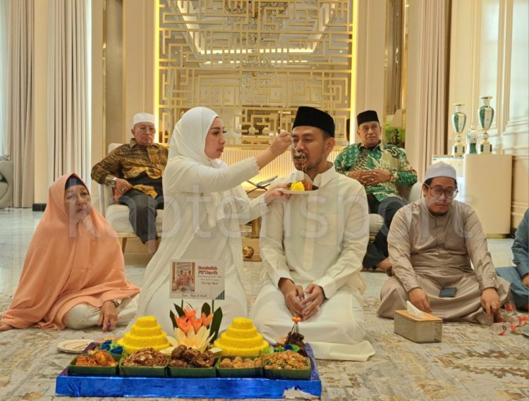 HARI JADI : Momen penuh cinta dan kebersamaan, Apriyanti menyuapi Ade Erlanda usai prosesi pemotongan tumpeng