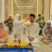 HARI JADI : Momen penuh cinta dan kebersamaan, Apriyanti menyuapi Ade Erlanda usai prosesi pemotongan tumpeng