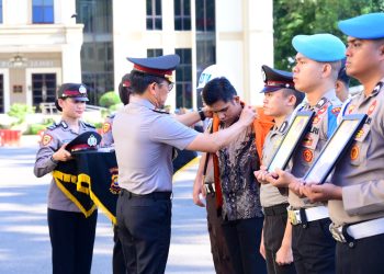 PTDH : Prosesi pelepasan seragam dinas dalam upacara PTDH empat personel Polda Jambi di Lapangan Hitam Mapolda Jambi