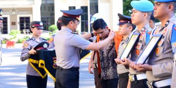 PTDH : Prosesi pelepasan seragam dinas dalam upacara PTDH empat personel Polda Jambi di Lapangan Hitam Mapolda Jambi