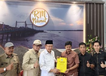 PENYERAHAN : Cek Endra menyerahkan SK kepengurusan Golkar Tanjab Barat kepada Syufrayogi Syaiful sebagai DPD II pertama di Jambi pasca Musda