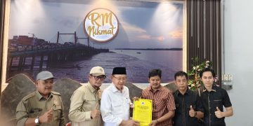 PENYERAHAN : Cek Endra menyerahkan SK kepengurusan Golkar Tanjab Barat kepada Syufrayogi Syaiful sebagai DPD II pertama di Jambi pasca Musda