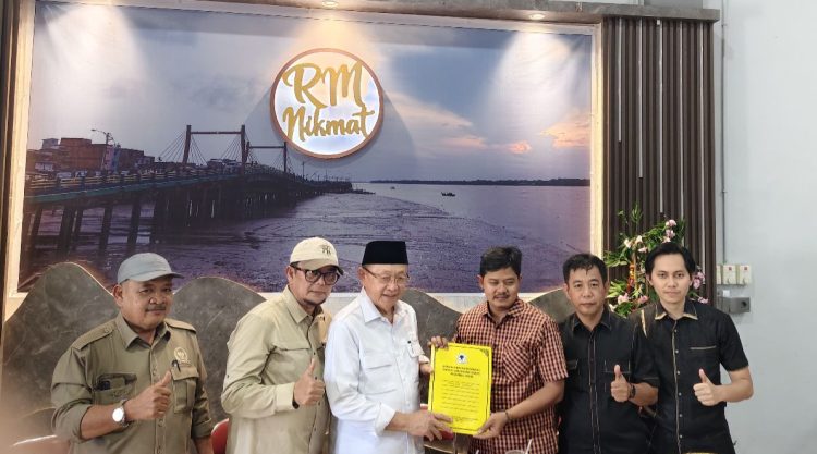 PENYERAHAN : Cek Endra menyerahkan SK kepengurusan Golkar Tanjab Barat kepada Syufrayogi Syaiful sebagai DPD II pertama di Jambi pasca Musda