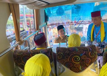 BERANGKAT : Maulana meninjau langsung bus pengangkut jemaah calon haji sebelum diberangkatkan menuju Asrama Haji