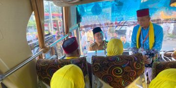 BERANGKAT : Maulana meninjau langsung bus pengangkut jemaah calon haji sebelum diberangkatkan menuju Asrama Haji