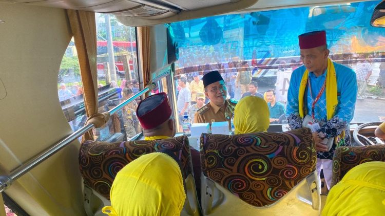 BERANGKAT : Maulana meninjau langsung bus pengangkut jemaah calon haji sebelum diberangkatkan menuju Asrama Haji