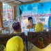 BERANGKAT : Maulana meninjau langsung bus pengangkut jemaah calon haji sebelum diberangkatkan menuju Asrama Haji