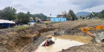 DIAMANKAN : Excavator yang digunakan dalam aktivitas PETI di Desa Bungo Tanjung, Kecamatan Pangkalan Jambu, Kabupaten Merangin, saat diamankan Polda Jambi