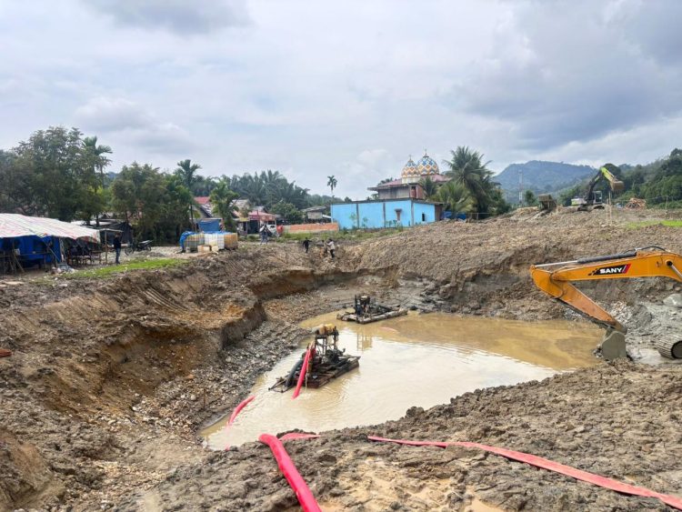 DIAMANKAN : Excavator yang digunakan dalam aktivitas PETI di Desa Bungo Tanjung, Kecamatan Pangkalan Jambu, Kabupaten Merangin, saat diamankan Polda Jambi