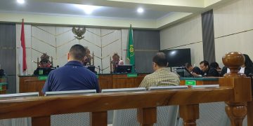 TUNTUTAN : Bengawan Kamto (kiri) dihadirkan ke persidangan untuk mendegarkan tuntutan JPU