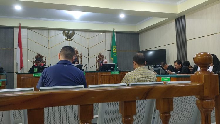 TUNTUTAN : Bengawan Kamto (kiri) dihadirkan ke persidangan untuk mendegarkan tuntutan JPU